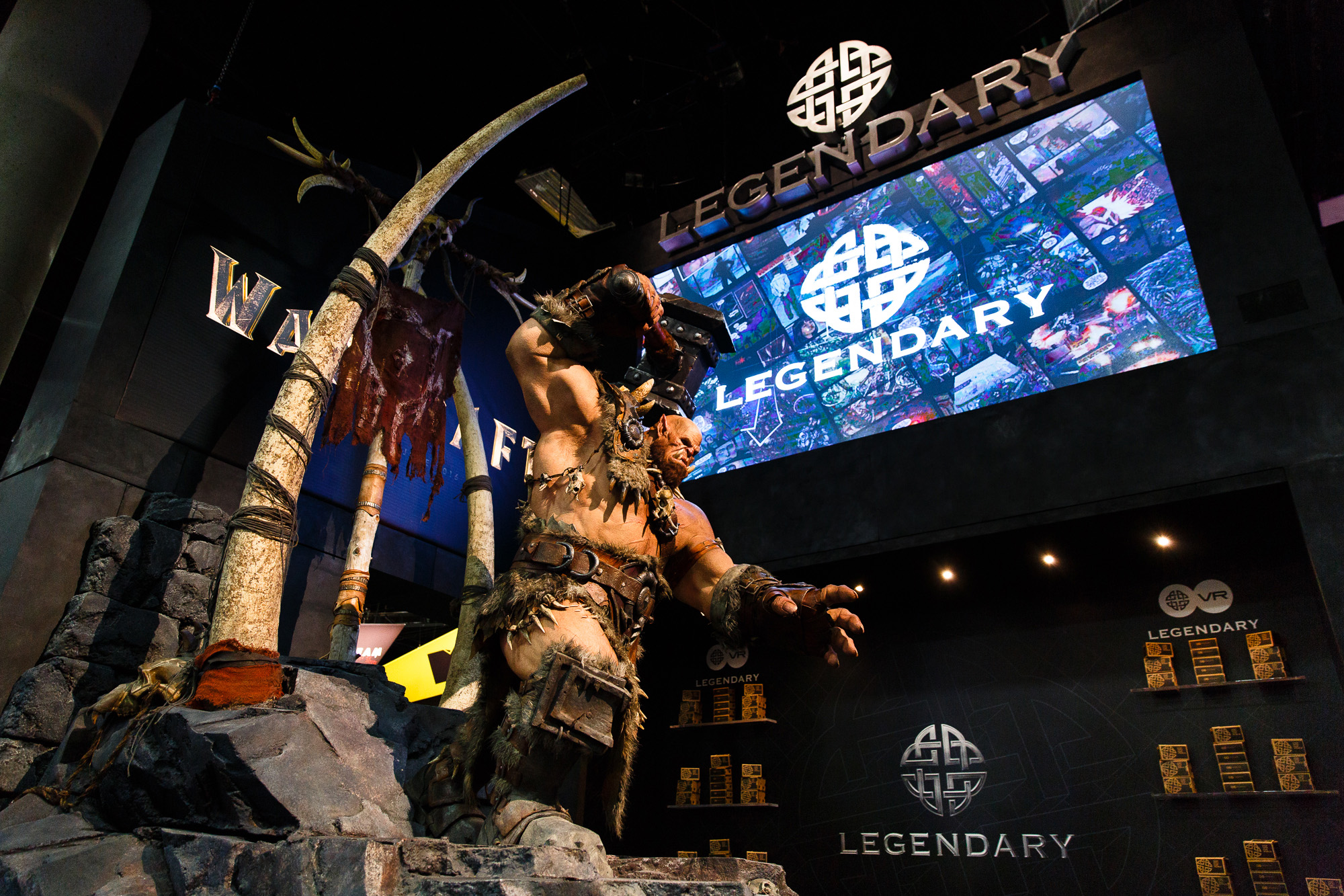 Студия легендари. Стенд Warcraft. Фото Legendary. Легендарный престар